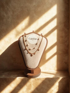 Collar doble perlas y diseño cartier